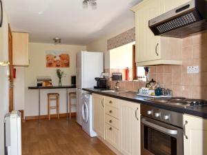 Kjøkken eller kjøkkenkrok på Cider Cottage - Uk11861