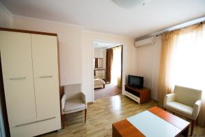 Cette chambre comprend une chambre avec un lit et une télévision. dans l'établissement Predslava Hotel, à Kiev