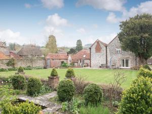 uma vista exterior de uma casa com um jardim em The Old Surgery em Charlton