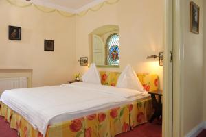 Postel nebo postele na pokoji v ubytování Hotel Schloss Leonstain