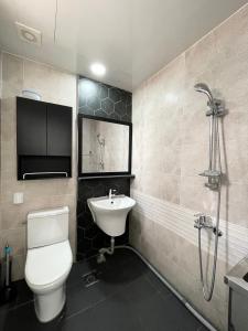 uma casa de banho com um WC, um lavatório e um chuveiro em Koin Guesthouse Incheon airport em Incheon