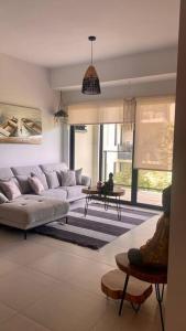 サン・カルロスにあるCharming Zen-style Beach apartment at Punta Caeloのリビングルーム(ソファ、テーブル付)