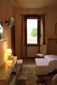 una camera d'albergo con un letto e una finestra di Sottoriva36 a Verona