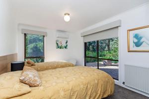 twee bedden in een kamer met twee ramen bij Kings Head in Allansford