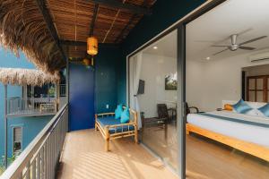 a bedroom with a bed and a balcony at Ngoc An Bang Villa in An Bàn (2)
