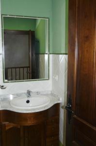 a bathroom with a sink and a mirror at Apartamentos Valle&Snow in Vallejera de Riofrío