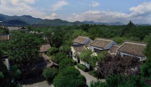 una vista sul mare di un villaggio con case e alberi di Banyan Tree Hangzhou a Hangzhou