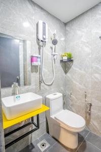 uma casa de banho com um lavatório, um WC e um chuveiro em Hotel 28 Chow Kit Kuala Lumpur em Kuala Lumpur