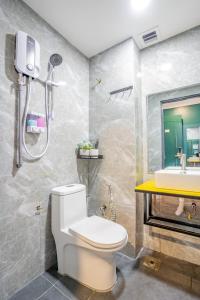 uma casa de banho com um WC e um lavatório em Hotel 28 Chow Kit Kuala Lumpur em Kuala Lumpur