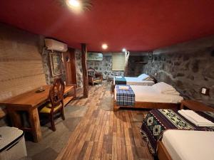 Postel nebo postele na pokoji v ubytování Lonesome George Ecolodge