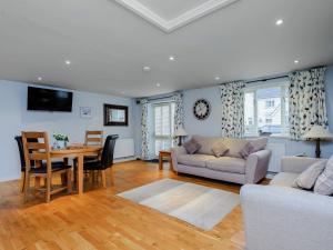 a living room with a couch and a table at Coachmans Cottage - Uk11449 in Mellis