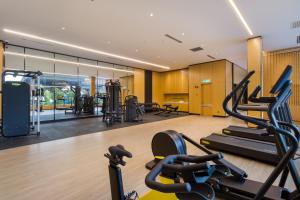 un gimnasio con cintas de correr y equipo cardiovascular en un edificio en M Resort & Hotel Kuala Lumpur en Kuala Lumpur