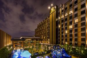 M Resort & Hotel Kuala Lumpur في كوالالمبور: فندق فيه مسبح امام مبنى