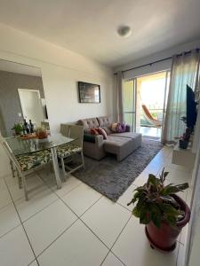 sala de estar con sofá y mesa en Exelente Apartamento Porto das Dunas, en Aquiraz