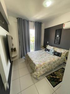 1 dormitorio con cama y ventana en Exelente Apartamento Porto das Dunas, en Aquiraz