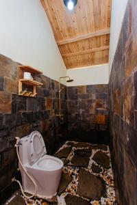 een badkamer met een toilet en een houten plafond bij Bong Bang homestay 2 in Na Hang