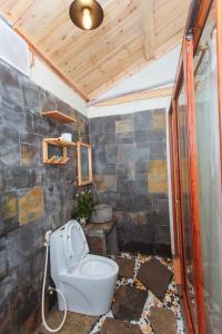 Na Hang的住宿－Bong Bang homestay 2，一间带卫生间和石墙的浴室