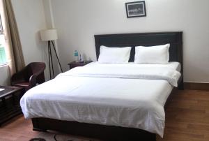 Кровать или кровати в номере The Relyn Suite