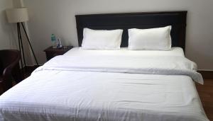 Кровать или кровати в номере The Relyn Suite