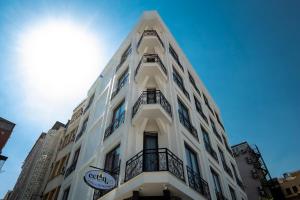 un edificio blanco con un balcón en el lateral. en Cetin Port Hotel en Estambul