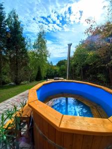um barco de madeira com uma piscina num jardim em The WoodHouse Vendégház em Nagymaros