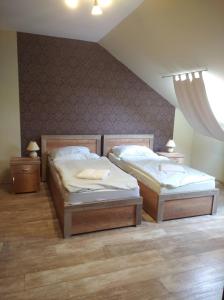 2 Einzelbetten in einem Zimmer mit 2 Tischen in der Unterkunft Verba Tanya in Kótaj