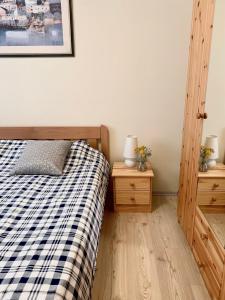 ein Schlafzimmer mit einem Bett und zwei Nachttischen in der Unterkunft Roky in Povljana