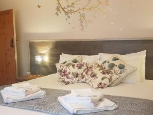 Cama ou camas em um quarto em Haagwood Cottage