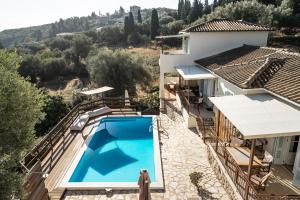 Bazén v ubytovaní Afroksilia Villa Gardenia alebo v jeho blízkosti