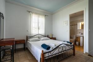 Posteľ alebo postele v izbe v ubytovaní Afroksilia Villa Gardenia
