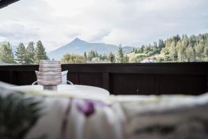 Cảnh núi rừng hoặc tầm nhìn ra núi từ căn hộ