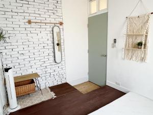 Ένα μπάνιο στο 山蒔旁白-全台唯一電力公司48年老宿舍改造