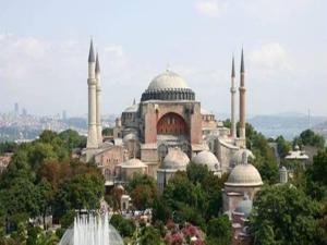 een gebouw met koepels en moskeeën op een heuvel bij Hotel Linda in Istanbul