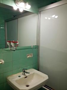 uma casa de banho com um lavatório e um espelho em Studio Maipu em Buenos Aires