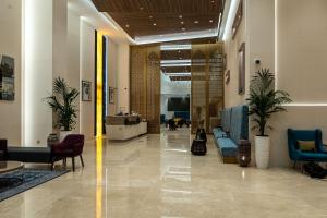 Suha Mina Rashid Hotel Apartments في دبي: لوبي فيه كنب وكراسي في مبنى