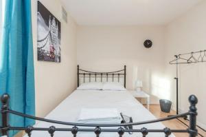 ロンドンにあるAPlaceToStay Central London Apartment, Zone 1 BONの部屋にベッドがある寝室