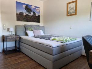 a small bed in a room with a side table at Venngasthof Zur Buche in Monschau