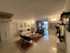 Casa Nostra في ماتيرا: غرفة معيشة مع أريكة وكراسي وطاولة