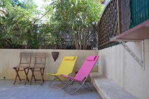 - un ensemble de chaises assises sur une terrasse dans l'établissement F3 climatisé-terrasse 30 m2- Parking-Antigone, à Montpellier