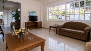 ein Wohnzimmer mit einem Sofa und einem Tisch in der Unterkunft Manolis Apartments in Malia