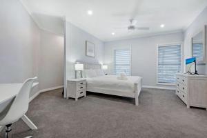 מיטה או מיטות בחדר ב-3br Broadbeach Lakefront Apartment