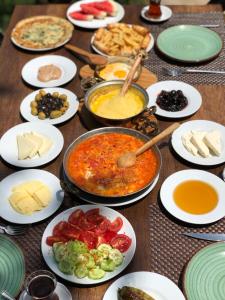 Altındere的住宿－İSKALİTA Otel，餐桌上放着许多盘子的食物