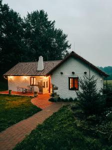 Casa blanca con porche y patio en Bungalov Trapani, en Růžová