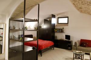 1 dormitorio con 1 cama con colcha roja en Bellissimo #1, en Manfredonia