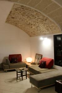 Sala de estar con 2 sofás y mesa en Bellissimo #1, en Manfredonia