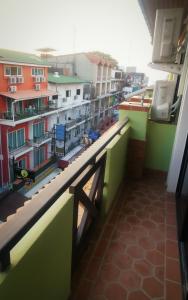 een uitzicht vanaf het balkon van een gebouw bij Max Residence in Pattaya