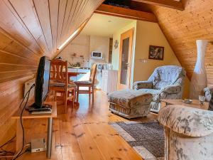 ein Wohnzimmer mit einem TV und einem Esszimmer in der Unterkunft Ferienwohnung Sperlingslust in Niepars