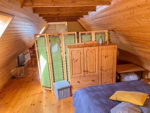 ein Schlafzimmer mit einem Bett in einer Holzhütte in der Unterkunft Ferienwohnung Sperlingslust in Niepars