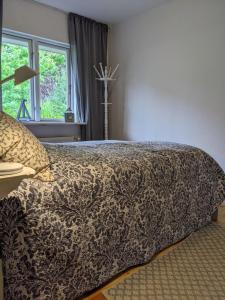 Un dormitorio con una cama con una manta. en Haus Hygge en Holm