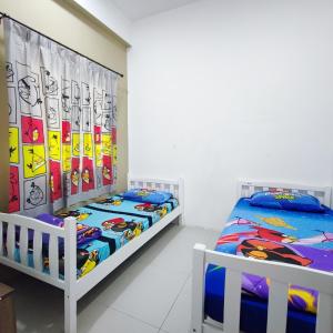 2 camas individuales en una habitación blanca con 2 camas individuales en NaturalWarmstay@GoldenHill/2R/WIFI/NightMarketView/CarPark, en Brinchang